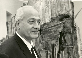 Ο Γιώργος Ζογγολόπουλος μπροστά από το γλυπτό του "Δελφοί" το 1964