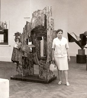 Helen Zongolopoulou in front of George Zongolopoulos' sculpture "Delphi", Venice, 1964