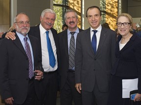 Από αριστερά: Νίκος Θεοδωρίδης, Πρόεδρος του Ιδρύματος Γεωργίου Ζογγολόπουλου, Γιώργος Σταθόπουλος, Επιμελητής εκθέσεων, Steven Lerman, Κοσμήτορας, Χρήστος Παναγόπουλος, Έλληνας Πρέσβης στην Ουάσινγκτον, Lynn R. Goldman, Πρύτανης Σχολής Δημόσιας Υγείας