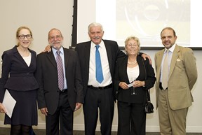 Από αριστερά: Lynn R. Goldman, Πρύτανης Σχολής Δημόσιας Υγείας, Νίκος Θεοδωρίδης, Πρόεδρος Ιδρύματος Γ. Ζογγολόπουλου, Γιώργος Σταθόπουλος, Επιμελητής εκθέσεων, Υβόννη Θεοδωρίδη, Γεν. Γραμματέας Ιδρύματος Γ. Ζογγολόπουλου, Χρήστος Φαϊλάδης, Ελληνική Πρεσβεία στην Ουάσινγκτον