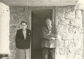 Ο Γιώργος και η Ελένη Ζογγολοπούλου στο σπίτι τους στο Ψυχικό τη δεκαετία 1950