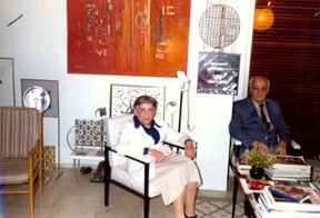 Ο Γιώργος και η Ελένη Ζογγολοπούλου στο σπίτι τους στο Ψυχικό το 1987