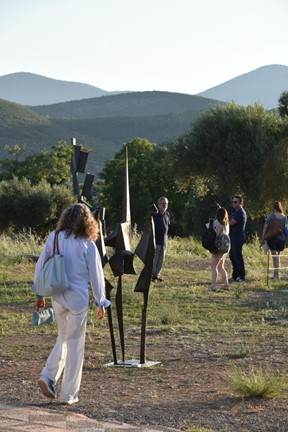 The sculpture "Dialogue" by George Zongolopoulos